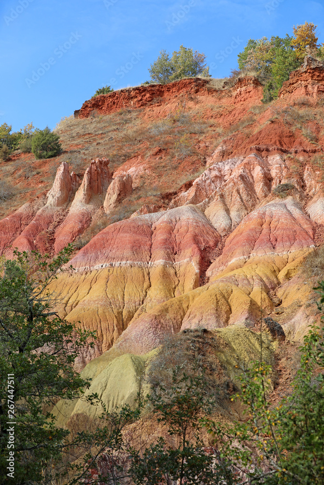 La vallée des Saints à Boudes prés d'Issoire. Surnommé le Colorado  auvergnat ce site géologique est composé de magnifiques cheminées d'argile  rouge. Puy-de-dôme, Auvergne, France foto de Stock | Adobe Stock