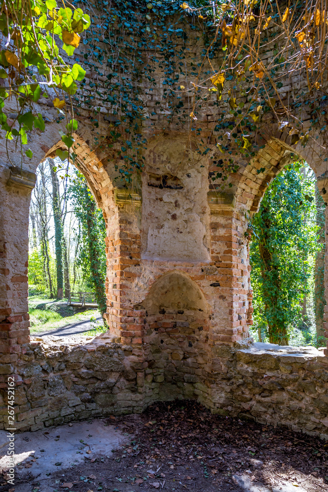 Fototapeta premium Ruined chapel in the English Castle Park