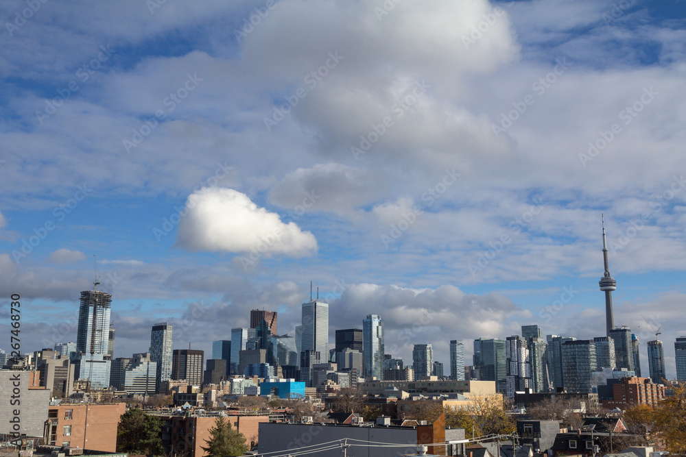 Fototapeta premium Panoramę Toronto z charakterystycznymi wieżami i budynkami w centrum miasta oraz biznesowymi drapaczami chmur CBD zrobionymi z daleka. Tonroto to główne miasto Ontario i Kanady oraz amerykańskie centrum finansowe