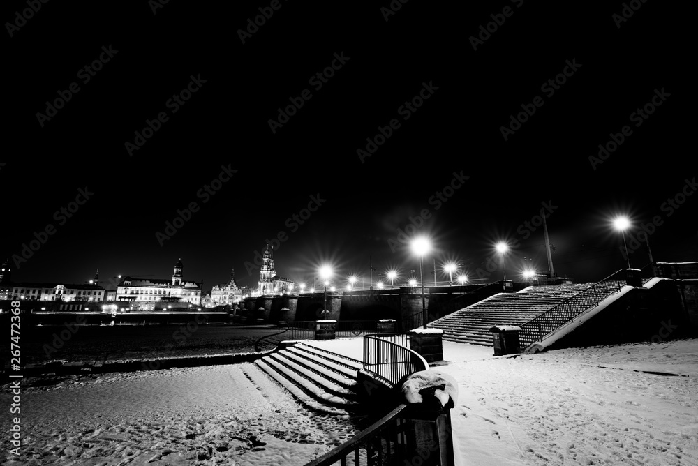 Fototapeta premium Dresen in the night with the bridge of august der starke in a cold winter night