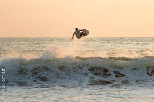 Surfeur en l'air sur la vague de Zicatela, Puerto Escondido, Oaxaca, mexique. photo