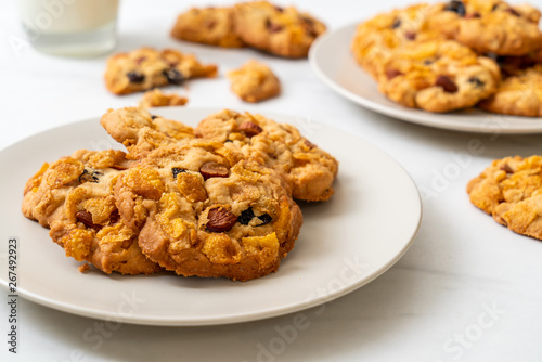 cookies with cornflake raisin and almonds