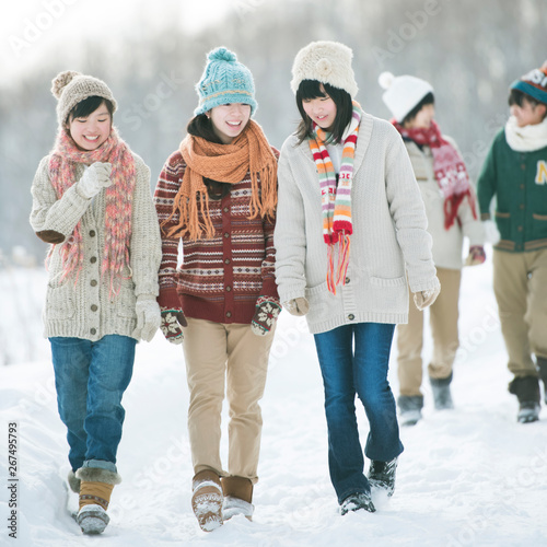 雪道を歩く中学生