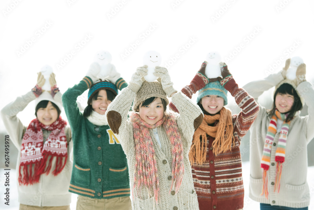Obraz premium 雪だるまを持ち微笑む中学生