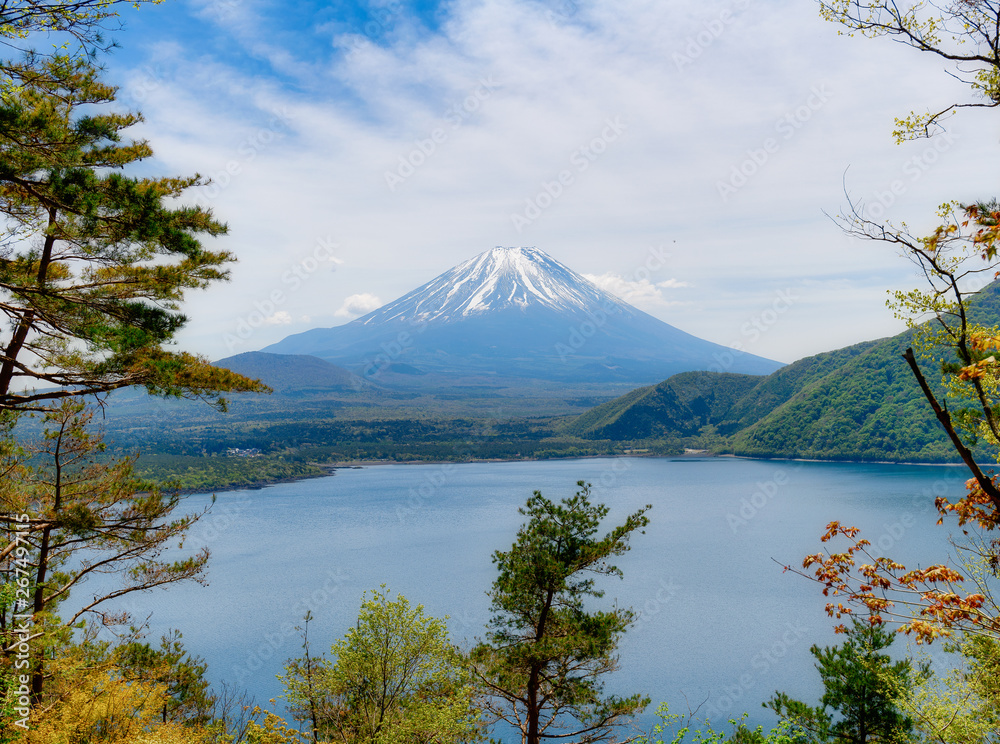 本栖湖　湖畔からの富士山