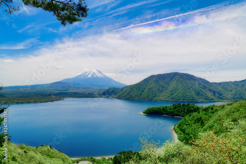 本栖湖 湖畔からの富士山