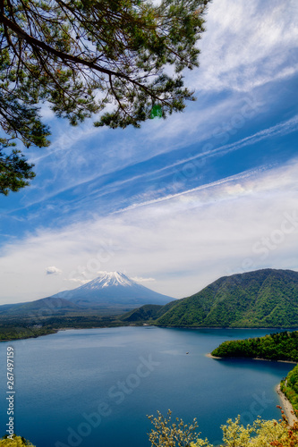 本栖湖 湖畔からの富士山