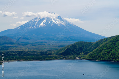 本栖湖 湖畔からの富士山