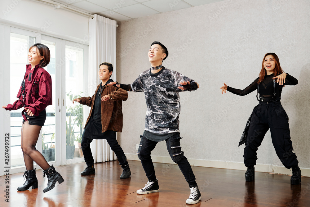 Fototapeta premium Dancing group of young people