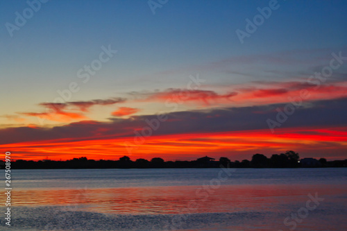 EL CIELO ROJO DEL ATARDECER 