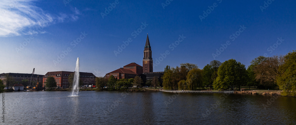 Altes Rathaus mit Park in Kiel