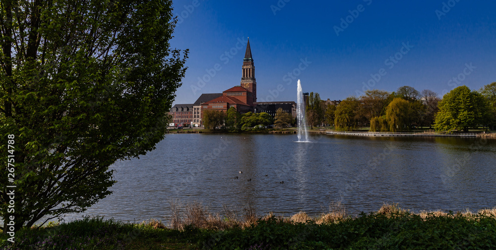 Altes Rathaus mit Park in Kiel