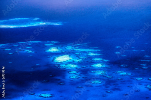 Dieses einzigartige Bild zeigt die Malediven, die von einem Flugzeug von oben fotografiert werden. Sie können die Atolle im Meer gut sehen.