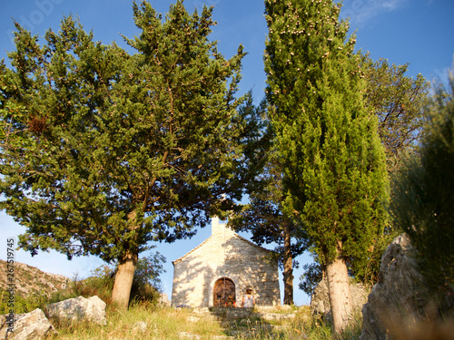 bereits im Jahr 1104 n. Ch. ist hier eine Kirche gestanden, als Andenken, die heutige Version stammt aus den 1950igern Jahren, Kultur auf den Wanderweg Kozjak bei Split, Dalmatien in Kroatien
