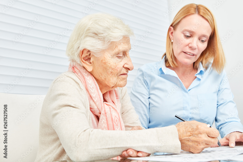 Seniorin löst Rätsel als Gedächtnistraining Seniorin löst Rätsel als Gedächtnistraining