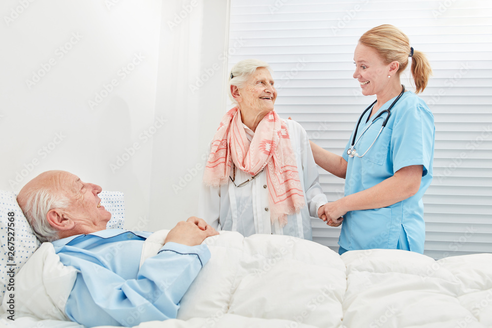 Obraz premium Seniorin besucht ihren Mann im Krankenhaus
