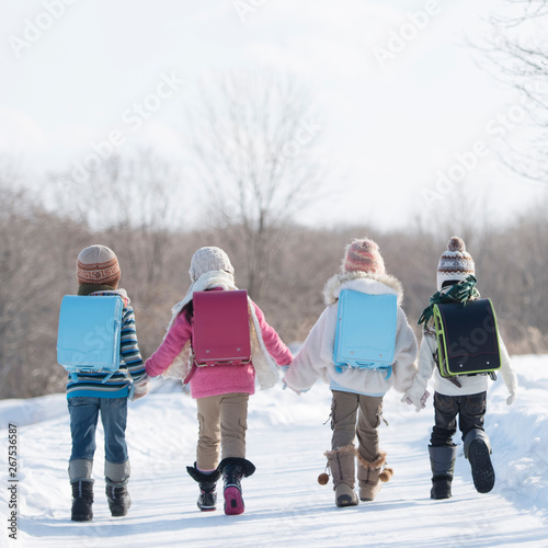 雪道を歩く小学生の後姿