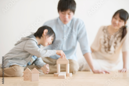 積み木で遊ぶ家族