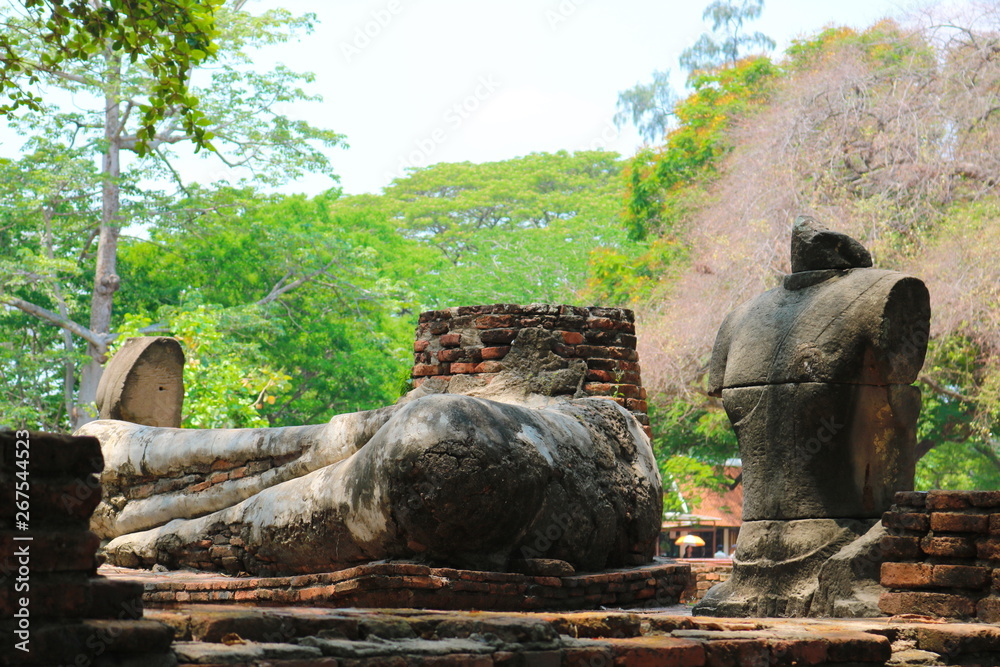Fototapeta premium Wat Mahathat, Ayutthaya, Thailand : Buddhist temple in the Ayutthaya Historical Park