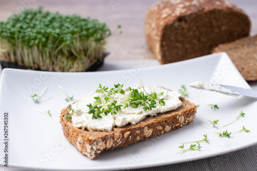 Vollkornbrot mit Kräuterfrischkäse