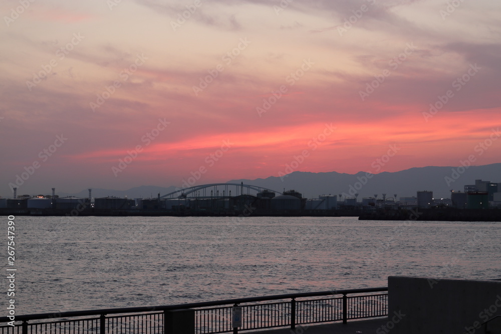 夕焼けの港の風景