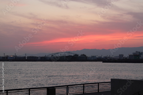 夕焼けの港の風景 © 藤木N鮭