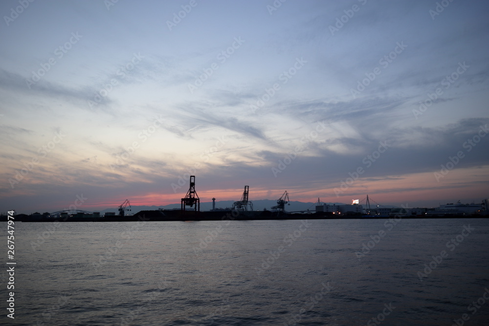 夕焼けの港の風景