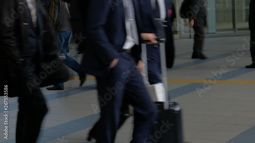 Wallpaper Mural 歩く人々 Torontodigital.ca