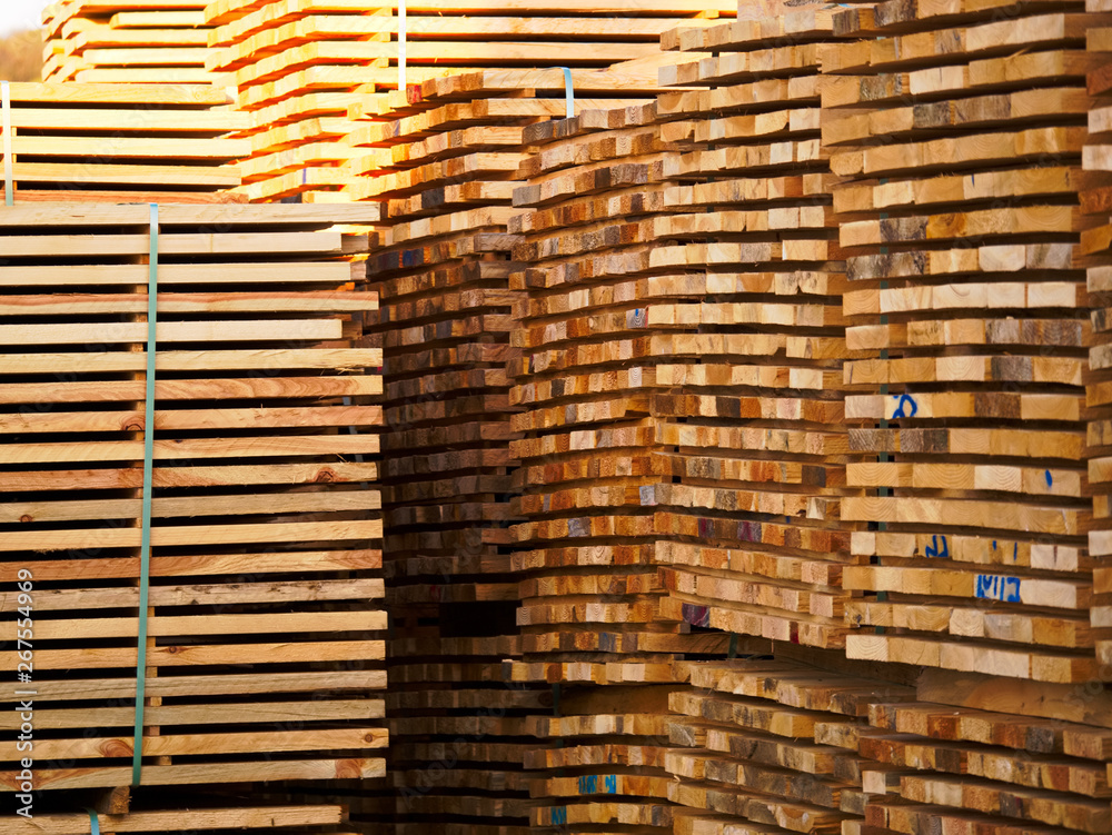 Gestaffeltes Holz im Sägewerk 