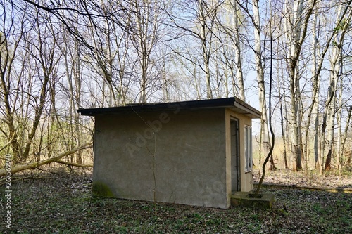 Verlassenes Häuschen auf einem ehemaligen Industriegelände in Eberswalde photo