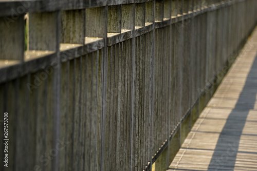 Wooden bridge. Wooden handrail. 木製の橋、木製の手すり