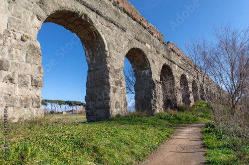 Ancient Roman aqueduct, arches © Gennaro Leonardi