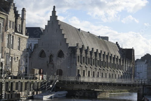 Schilderij op canvas Ghent canalside view of buildings
