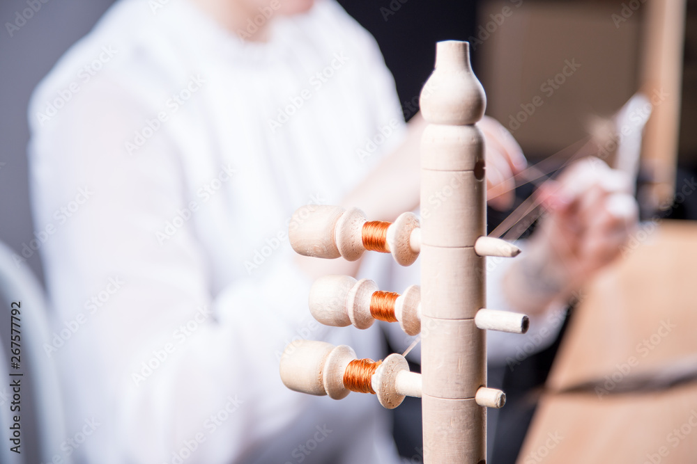 Naklejka premium Dłonie młodej kobiety robiącej perukę