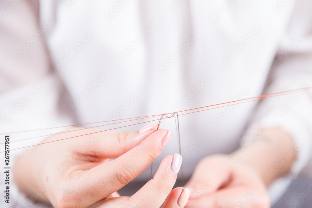 Fototapeta premium Dłonie młodej kobiety robiącej perukę