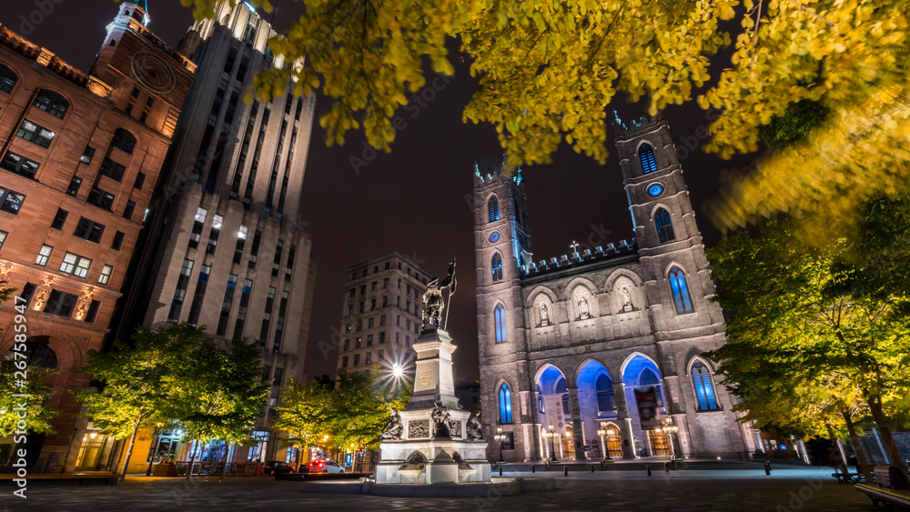 Obraz premium Popular attraction -- Montreal Notre Dame Cathedral by night
