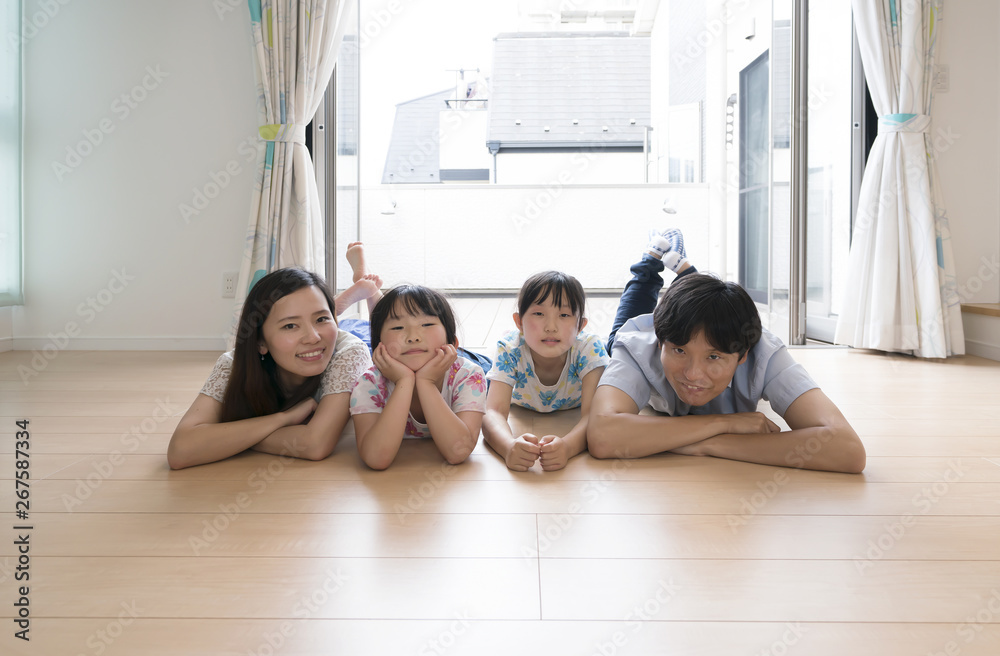 Fototapeta premium 住宅と家族 リビングで寝そべる