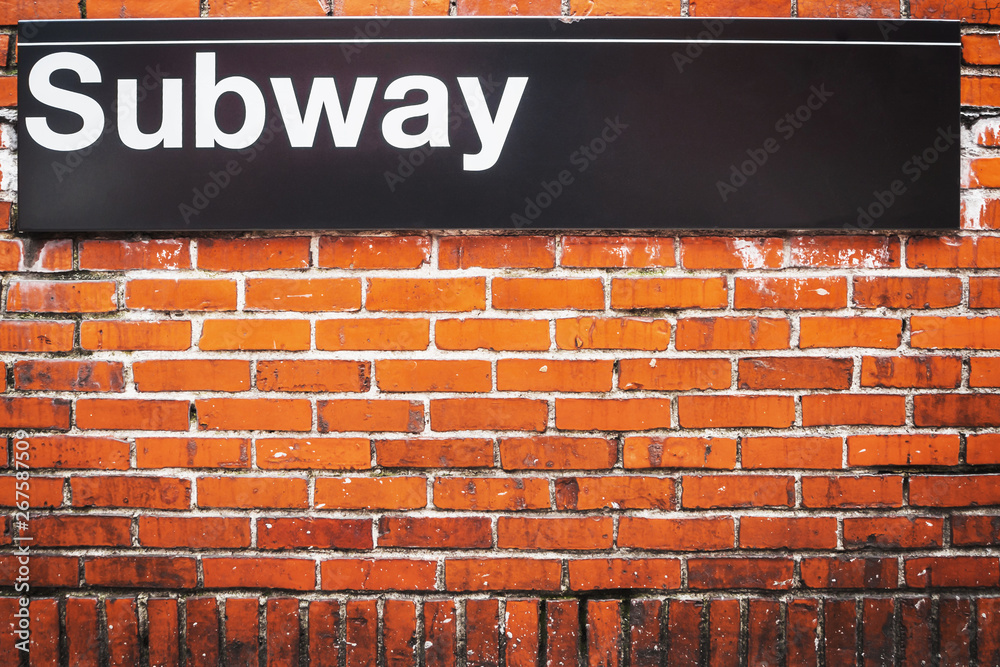 Subway sign of metro access in New York City - New York City, NY - obrazy, fototapety, plakaty 
