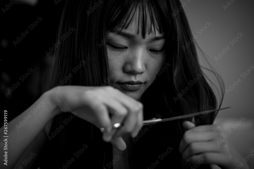 Obraz premium 自分の髪を切る女性