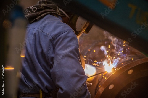 welder working in a factory solda 