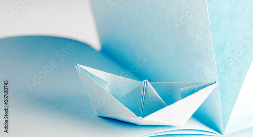 Origami - Barchetta in carta su foglio