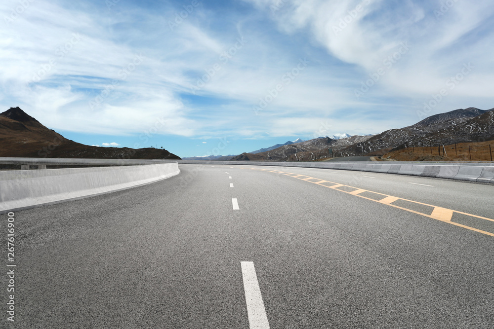 Naklejka premium Empty highways and distant mountains