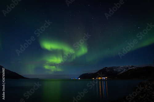 fantastisch gefärbert Nachthimmel mit grünen Nordlichtern