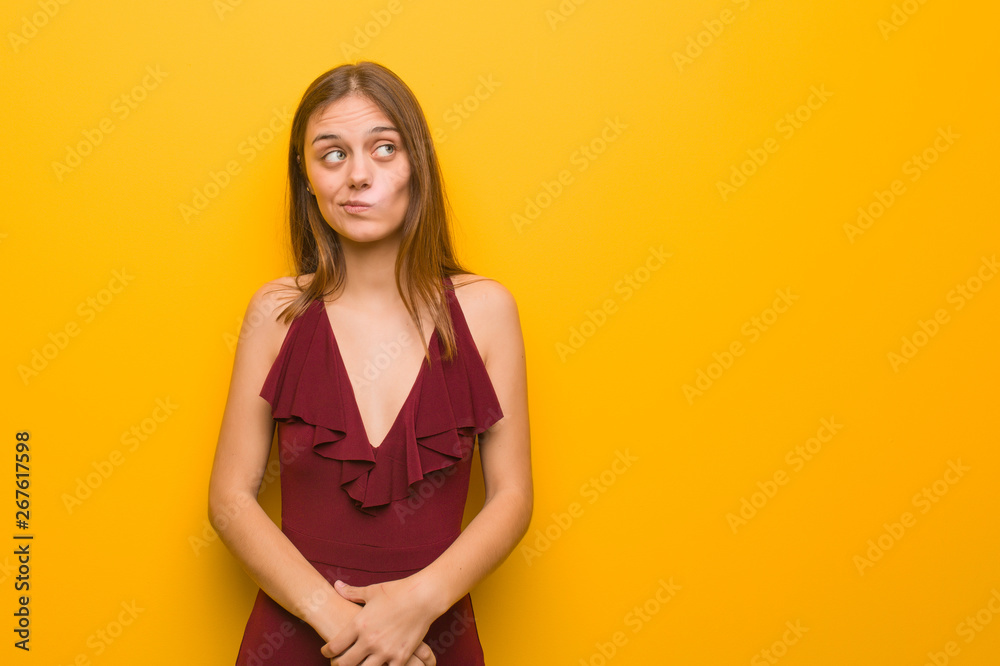 Obraz premium Young elegant woman wearing a dress thinking about an idea