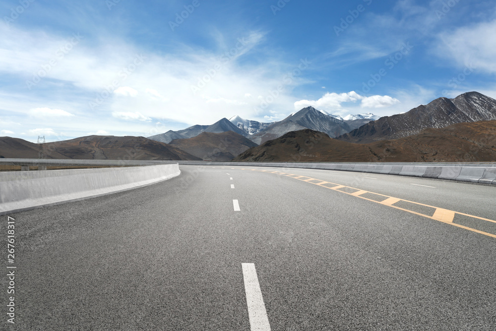 Naklejka premium Empty highways and distant mountains