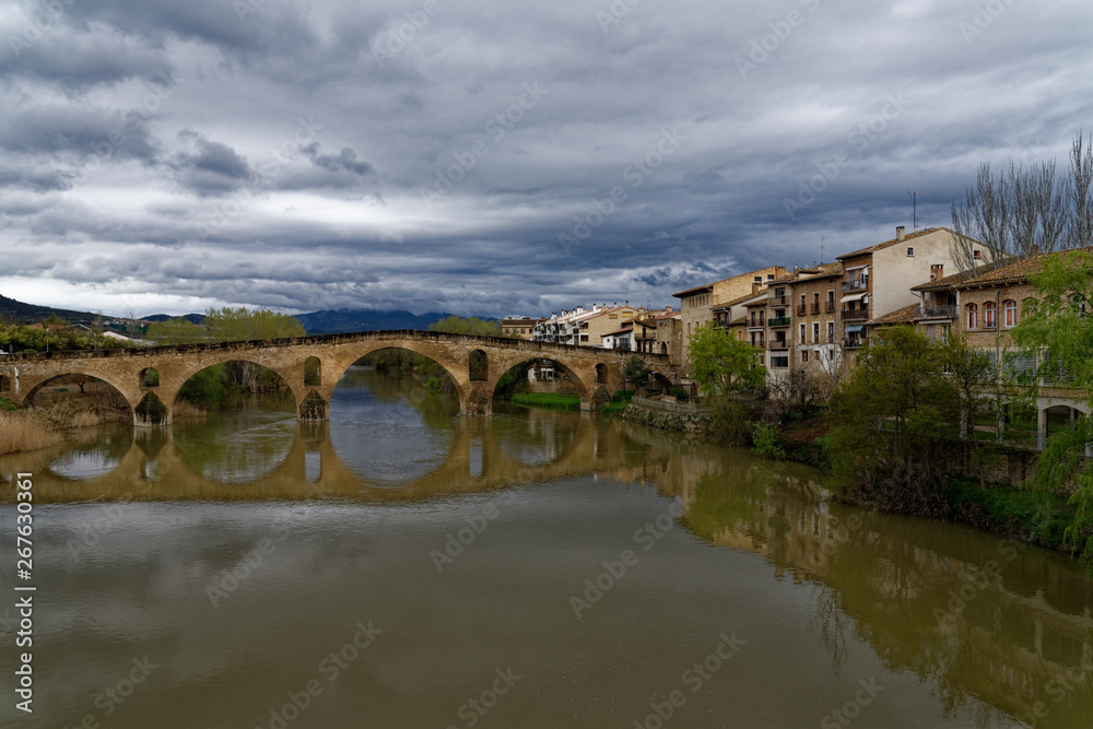 Die alte römische Brücke über den Fluss Arga in Puente de la Reina in Navarra am Jacobsweg