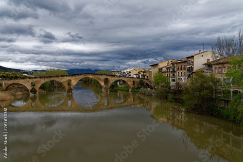 Die alte römische Brücke über den Fluss Arga in Puente de la Reina in Navarra am Jacobsweg photo