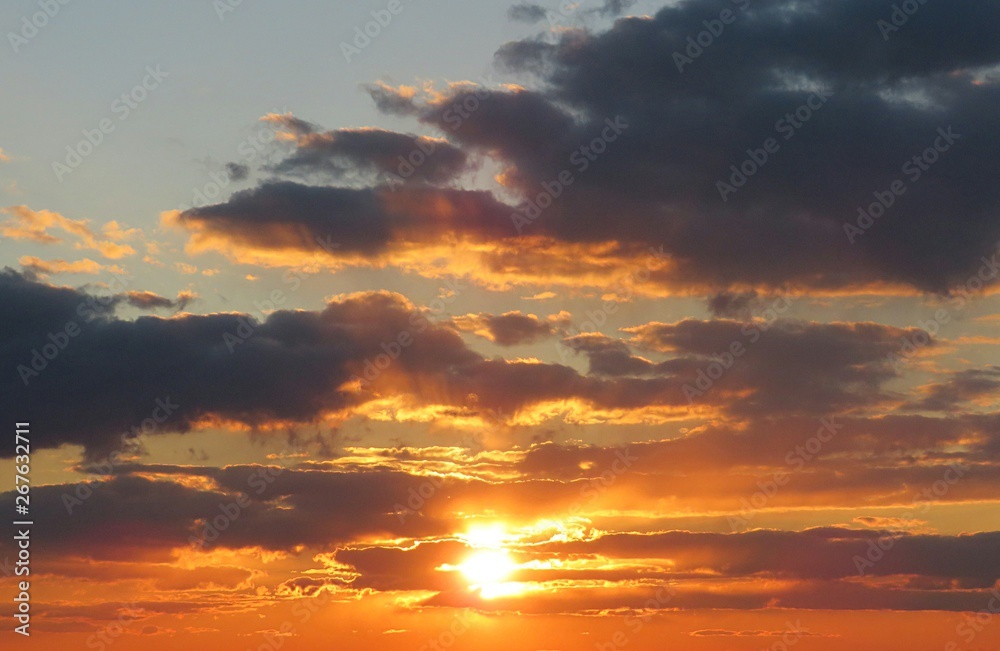Obraz premium Beautiful fiery orange sunset in the sky, natural background