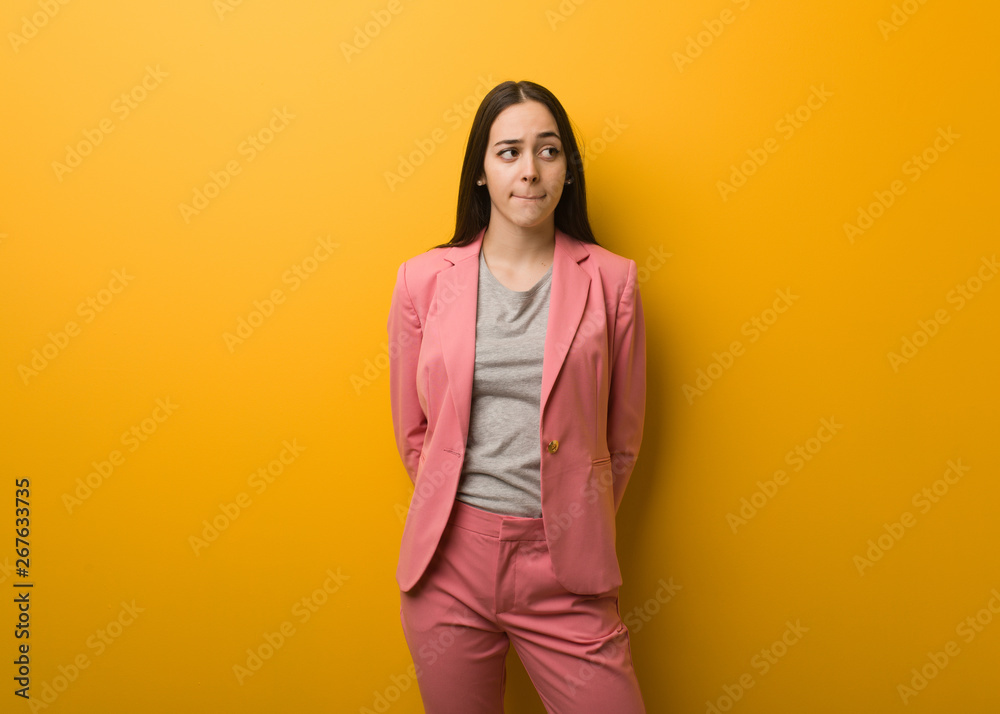 Obraz premium Young modern business woman thinking about an idea