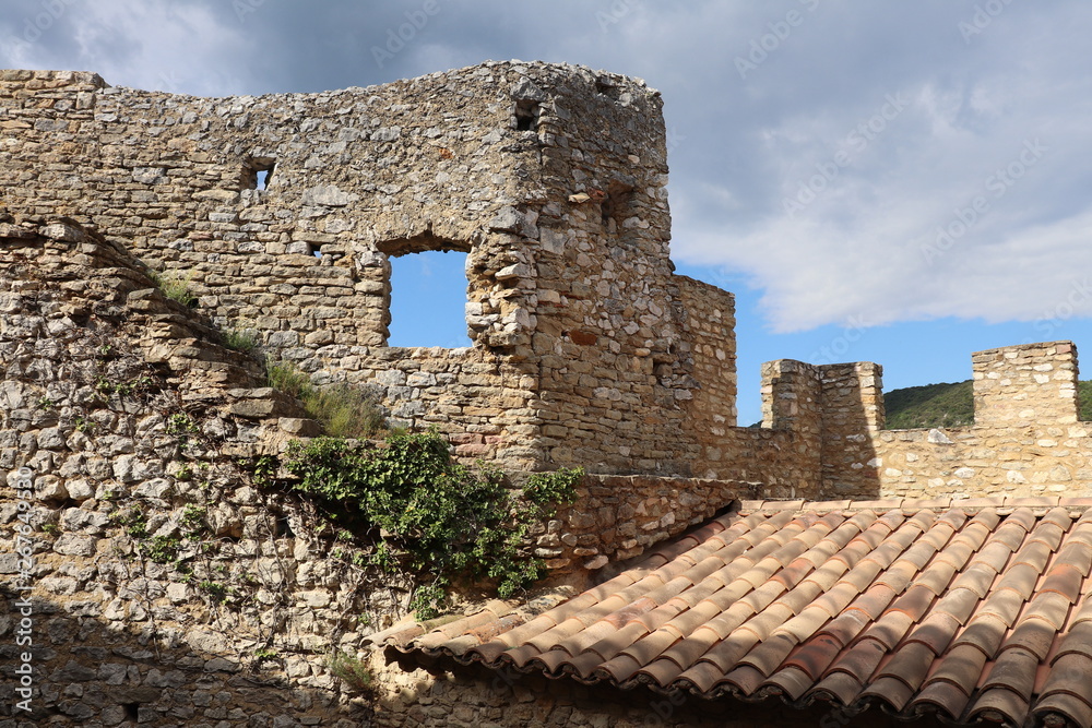 Château médiéval de Saint Montan en Ardèche construit au 11 ème siècle Château médiéval de Saint Montan en Ardèche construit au 11 ème siècle